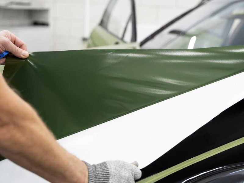 person-working-car-wrapping-(1)